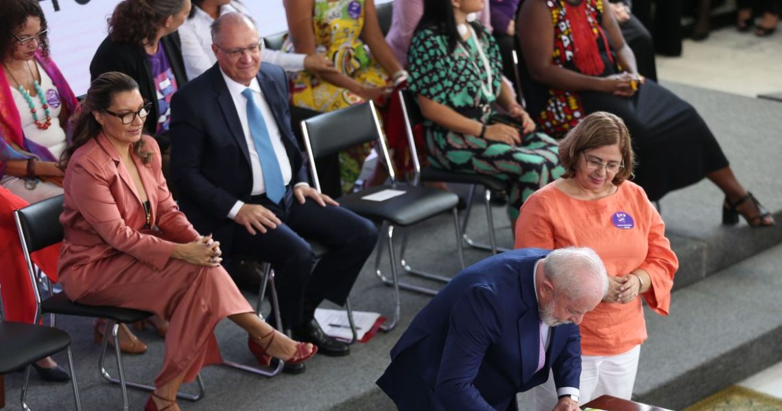 Lei estabelecerá multa para empresa que descumprir igualdade salarial