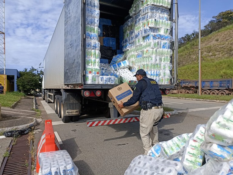 PRF apreende 500 mil maços de cigarros contrabandeados dentro de caminhão, em Betim (MG)