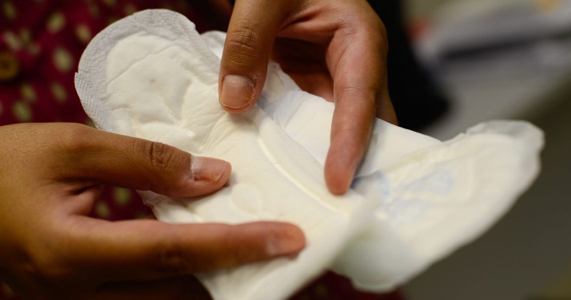 Governo lança programa de distribuição gratuita de absorvente pelo SUS