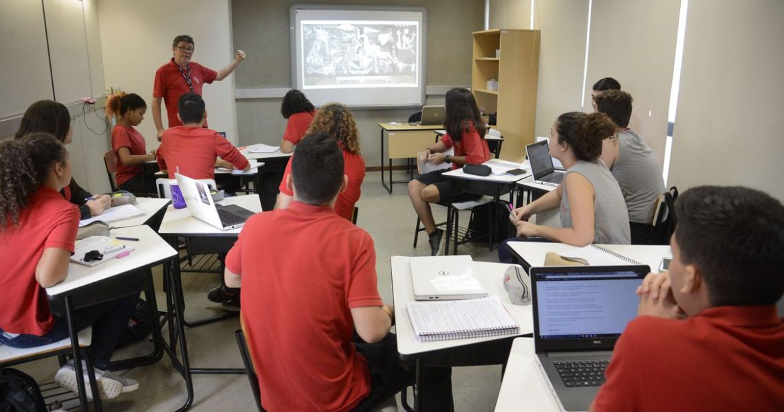 Especialistas pedem volta das diretrizes de 2012 do ensino médio