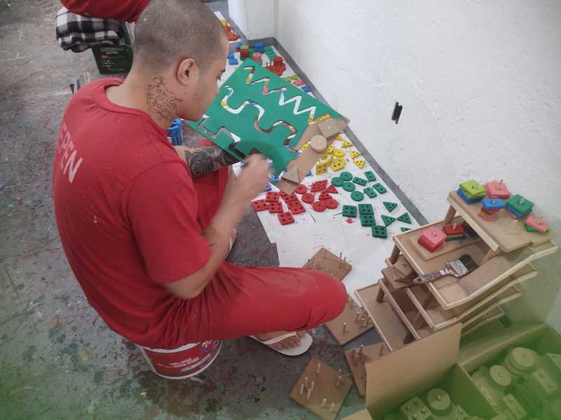 Esperança: mais de mil brinquedos fabricados por presos de Lavras serão doados a crianças no domingo de Páscoa