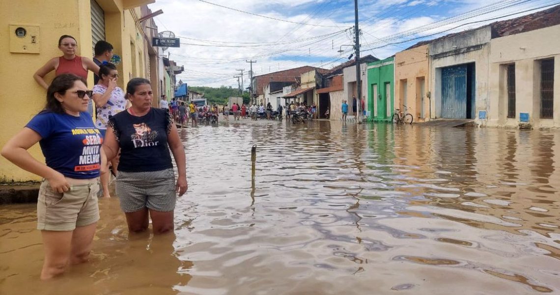 Rompimento de barragem provoca inundações e alagamento no Ceará