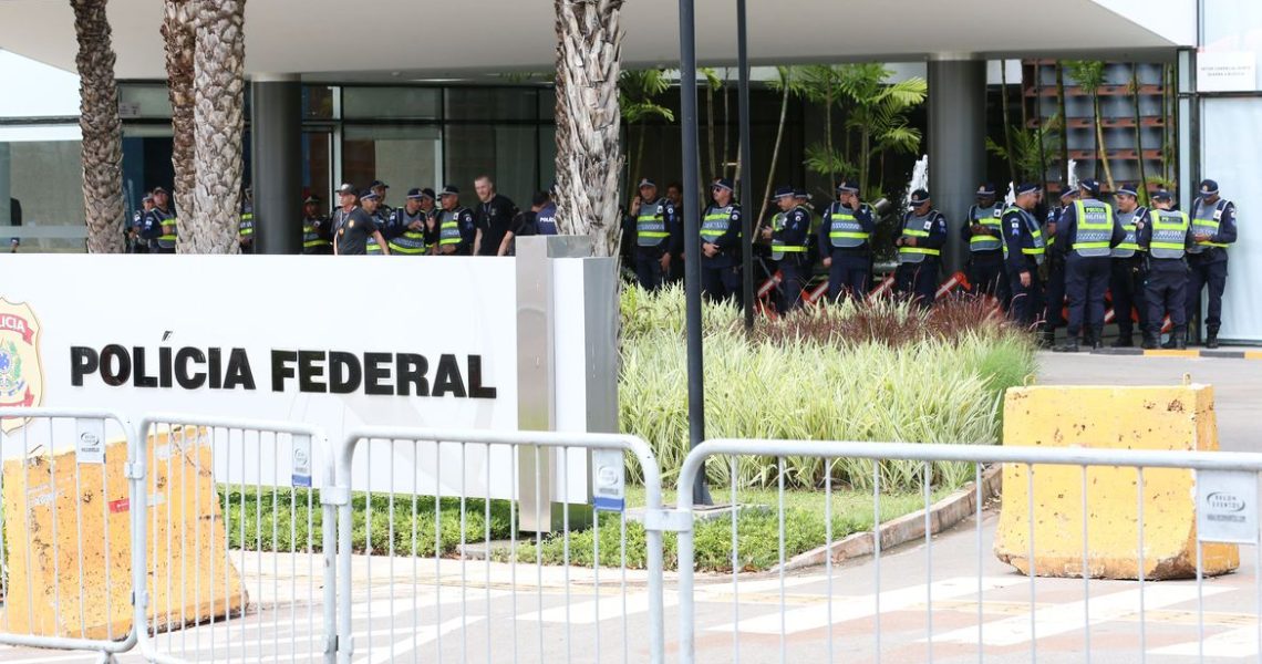 Bolsonaro chega à Polícia Federal para depor sobre joias sauditas