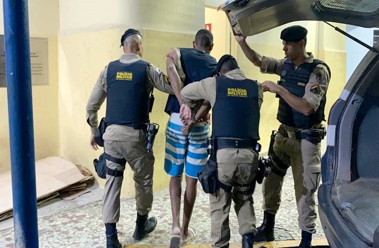 Durante abordagens distintas PM prende dois e apreende drogas no bairro São Cristóvão