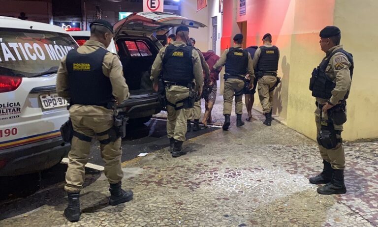 Muriaé: PM apreende crack, maconha, cocaína e prende dois jovens no bairro Santa Terezinha