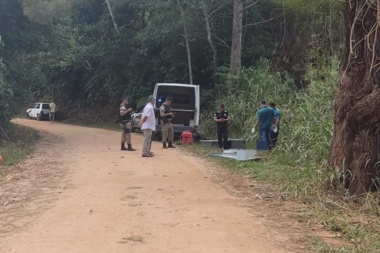 Delegado de homicídios dá detalhes sobre corpo encontrado no Rio Glória