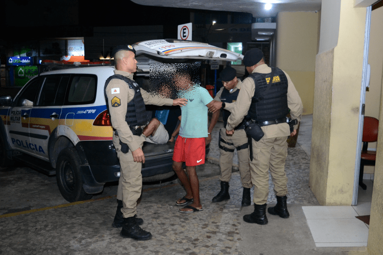 Ação da PM resulta na prisão de três foragidos da justiça nos bairros Aeroporto e Santa Terezinha