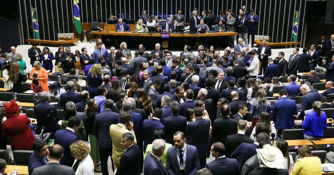 Câmara suspende trechos de decretos de Lula sobre saneamento