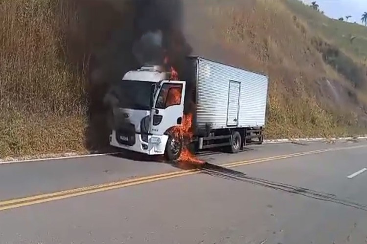 Caminhão baú carregado com carnes se incendeia na Serra de Pirapanema