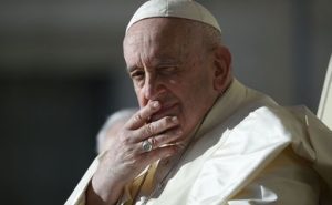 Papa Francisco será submetido a cirurgia intestinal de última hora