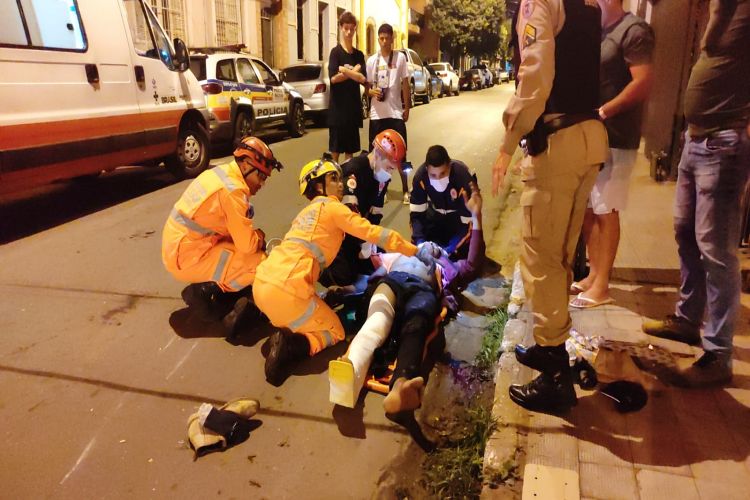 Motociclista se choca contra parede de residência no centro de Muriaé
