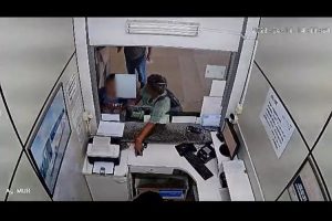 Mulher é flagrada furtando celular em guichê na rodoviária de Muriaé