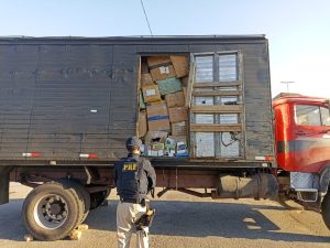 PRF apreende cerca de 5 toneladas de mercadorias durante atendimento a acidente na BR-381