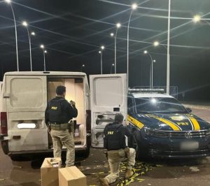 PRF apreende 85 mil maços de cigarros contrabandeados durante fiscalização na BR 153 em MG