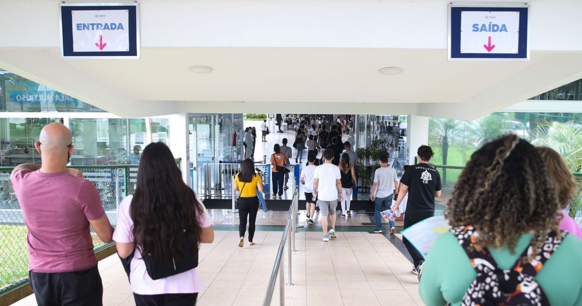 Reajustes das mensalidades deixam estudantes sem opção