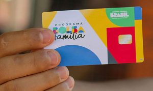 Economia Bolsa Família paga valor extra e benefício é o maior da história