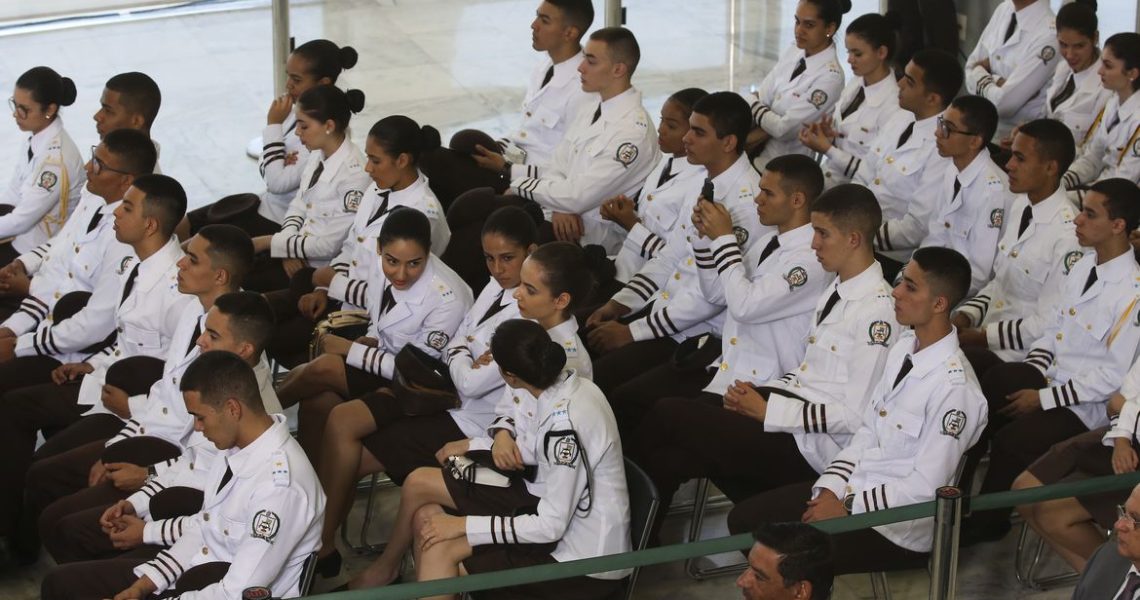 MPF ajuíza ação contra “padrão estético” em escolas públicas militares