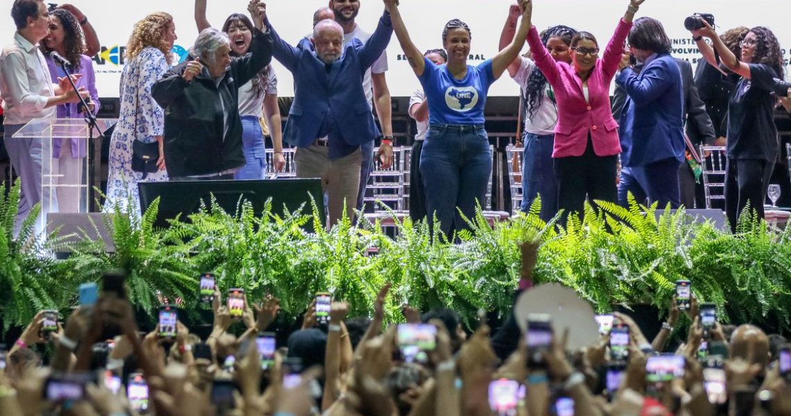 Lula participa de congresso da UNE e promete mais universidades