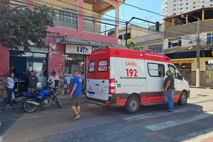 Motociclista fica ferido após colidir com dois carros na Barra