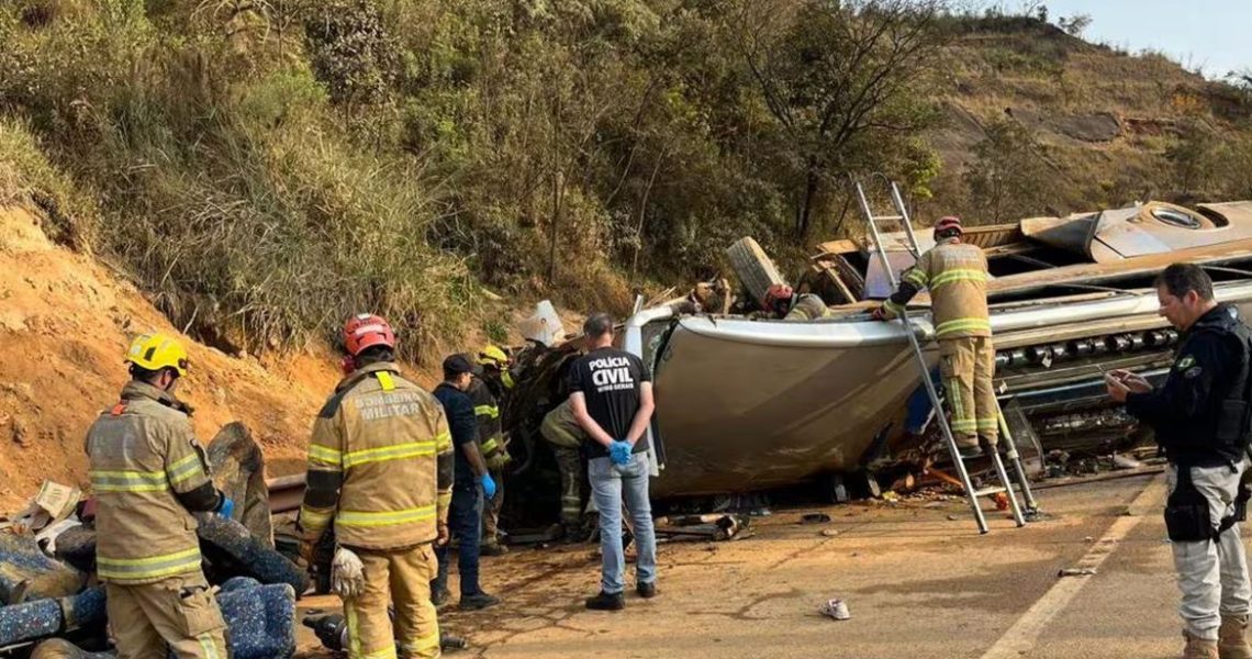 Ônibus com torcedores do Corinthians sofre acidente e deixa 7 mortos