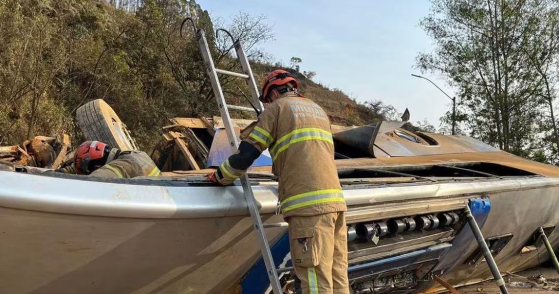 Feridos de acidente de ônibus em MG são levados para quatro hospitais