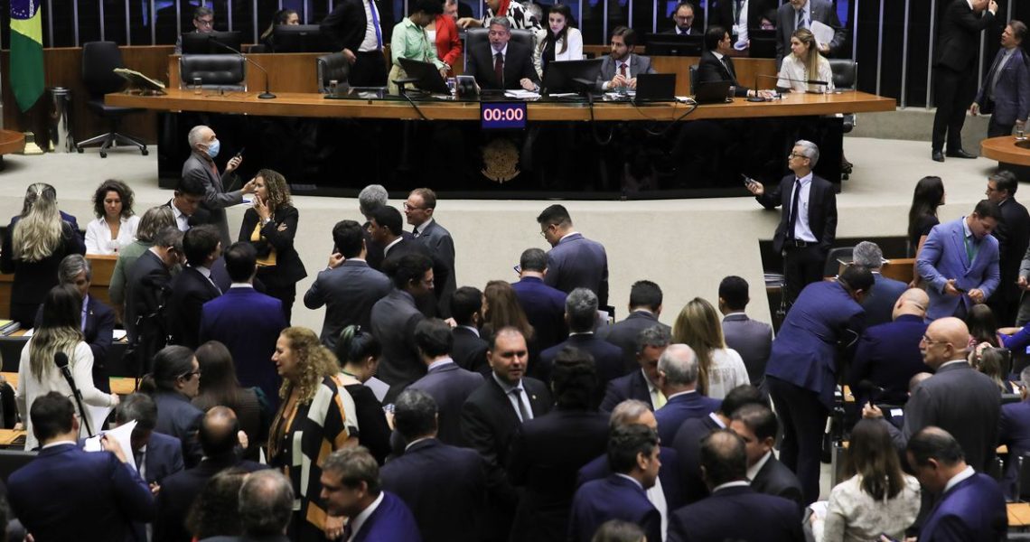 Câmara aprova arcabouço fiscal sem Fundeb e Fundo do DF