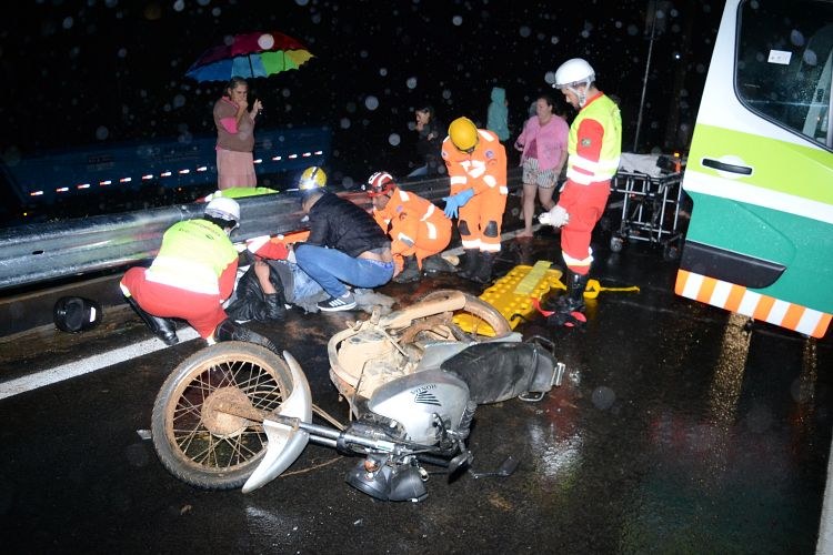 Carreta colide na traseira de motocicleta e casal fica ferido na BR-116 próximo a Itamuri