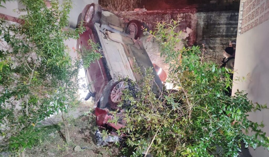 Muriaé: Motorista perde controle do carro, desce ribanceira e capota dentro de residência no bairro João XXIII