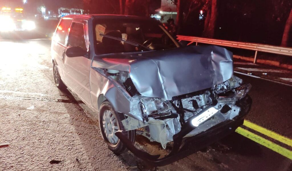 Colisão entre van e carro na BR-116 próximo ao Posto F2 deixa condutor ferido