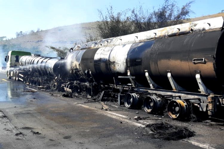 Motorista morre carbonizado em grave acidente na BR-116 próximo a Além Paraíba