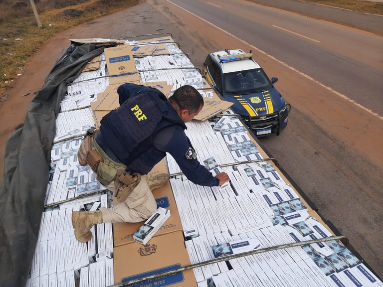 PRF apreende 400 mil maços de cigarro na BR-040, em Nova Lima (MG)