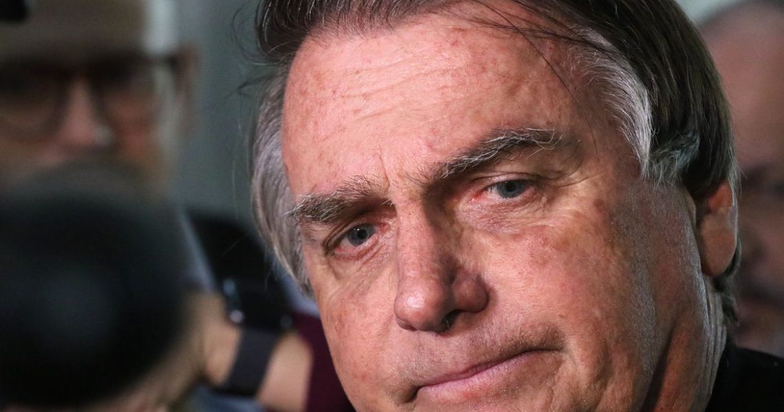 Investigação cita US$ 25 mil em dinheiro que seriam para Bolsonaro