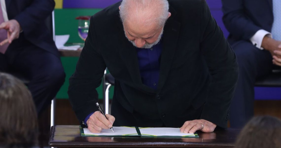 Lula assina medida provisória para taxar fundos de super-ricos