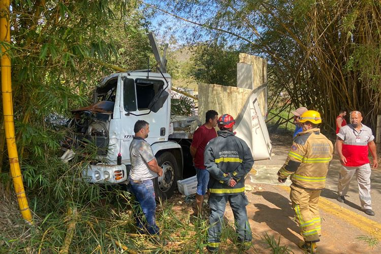 Caminhão carregado de carnes bate em barranco próximo a Miraí e trânsito fica parcialmente interditado