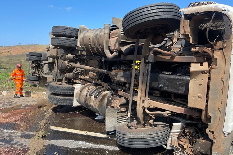 Carreta tomba próximo ao Distrito Industrial na BR-116 e Bombeiros contêm vazamento de combustível