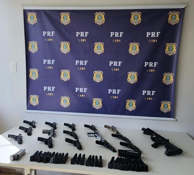 PRF apreende 15 pistolas, 1 carabina e 31 carregadores na BR-267, em Juiz de Fora (MG)