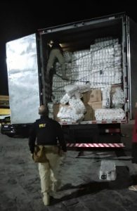CONTRABANDO PRF prende contrabandista transportando 250 mil maços de cigarros na BR-381