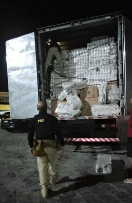 CONTRABANDO  PRF prende contrabandista transportando 250 mil maços de cigarros na BR-381