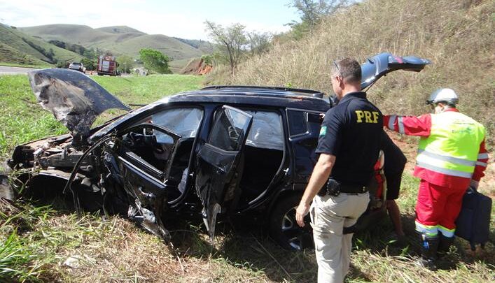 Batida violenta entre dois automóveis na BR-116 (Itamuri) deixa um ferido