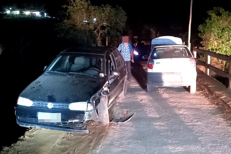 Acidente entre Gol e Pálio deixa condutor ferido na estrada de Macuco