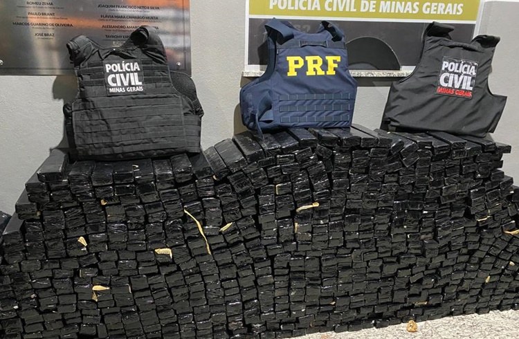 Quadrilha é presa após perseguição policial e quase uma tonelada de maconha é apreendida em Muriaé