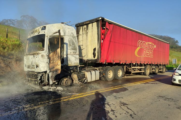 Carreta carregada de cerveja pega fogo próximo ao distrito de Vermelho e motorista sai ileso