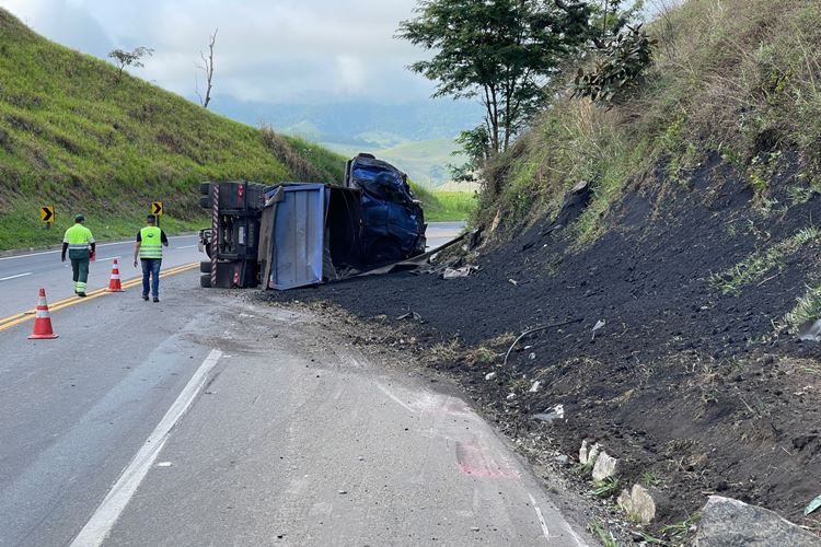 Carreta carregada de carvão mineral tomba na BR-116, próximo a comunidade do Barreiro