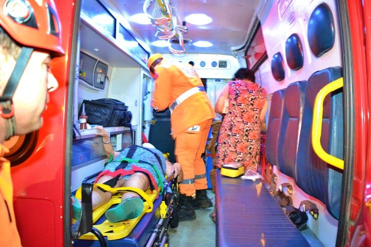 Idosa é atropelada na Barra e socorrida às pressas pelos Bombeiros