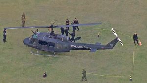 Dois helicópteros da polícia são atingidos por tiros em operação para prender chefes da maior facção do RJ