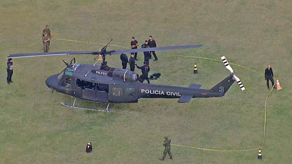 Dois helicópteros da polícia são atingidos por tiros em operação para prender chefes da maior facção do RJ