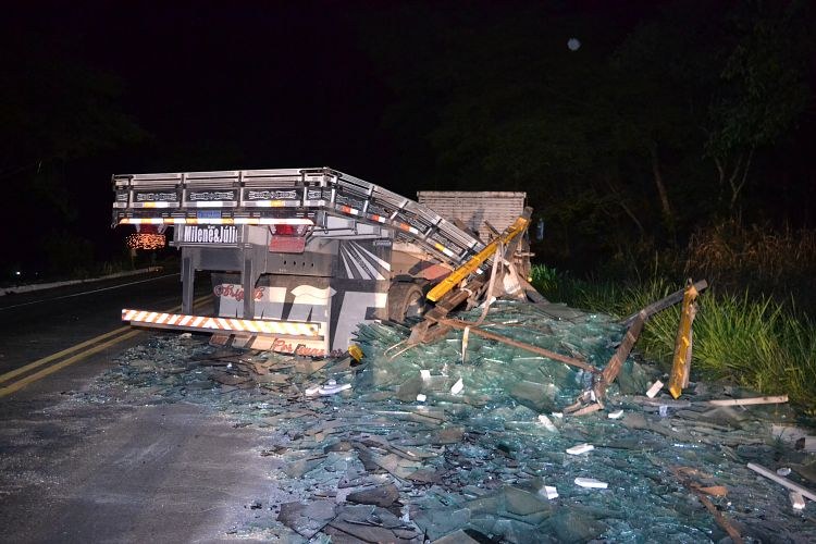 BR-356: grampo que segurava chapas de vidro de caminhão se rompe e carga se espalha na pista
