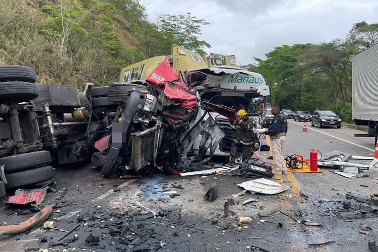 Motorista morre após perder o controle da carreta e bater de frente com caminhão na BR-116 na Serra de Belvedere