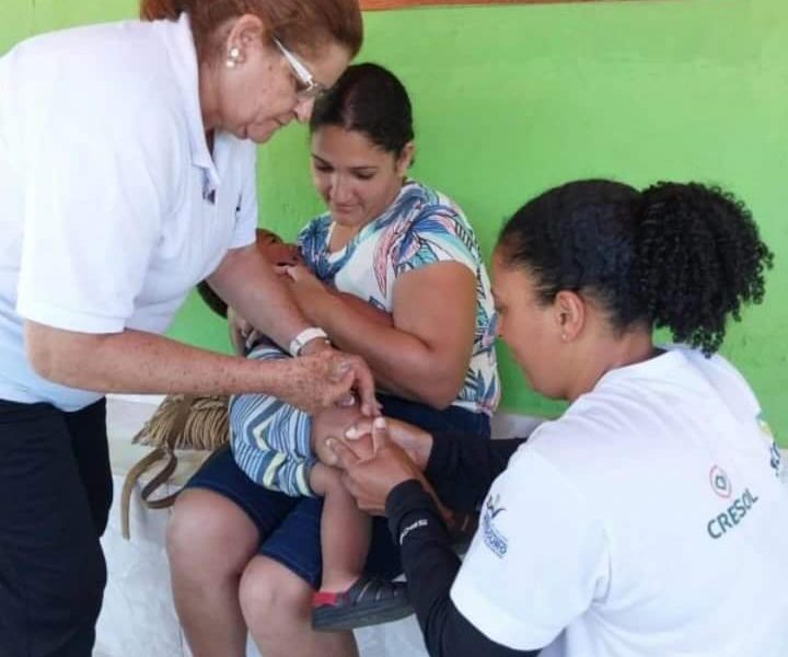 Saúde realiza atualiza cartão de vacina de crianças e adolescentes