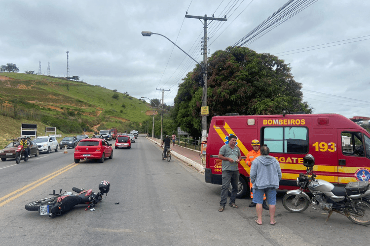 Acidente entre carro e moto em frente a Chevrolet deixa motociclista ferida